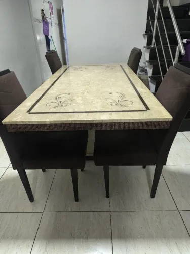Mesa com 06 cadeiras