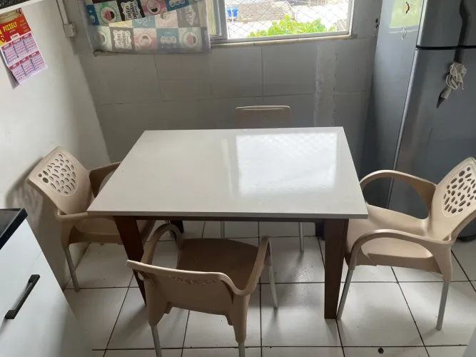 Vendo mesa(c/4cadeiras)