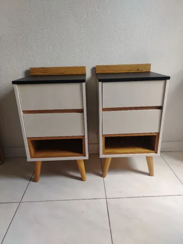 2 criados pés de madeira para Quarto com gavetas semi novo