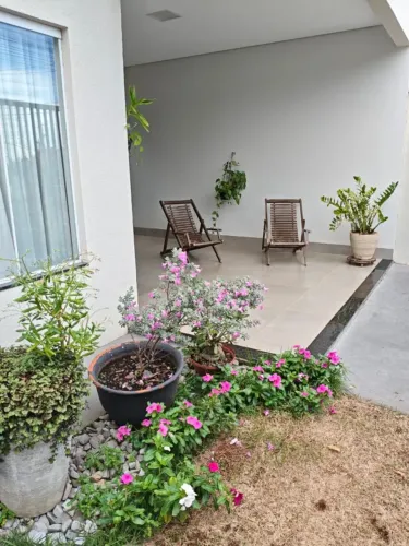 Casa em Rondonópolis mobiliada com 2 quartos (uma suíte), sala, cozinha, garagem, banheiro