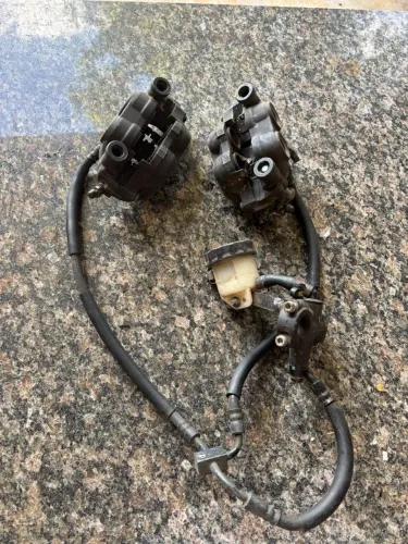 Par de pinças de freio dianteiras + cilindro mestre completo da Kawasaki ZX10R 2012.