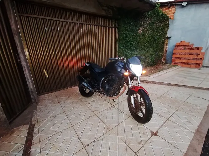 Vende se cb300r só pega é anda .....