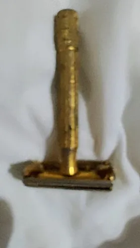 clássico barbeador vintage da Gillette, do tipo TTO (Twist To Open ou "borboleta"),