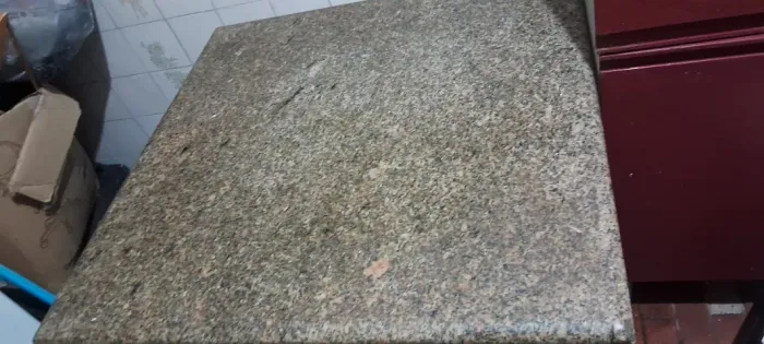 Mesa com tampo de granito(a pedra mesmo).