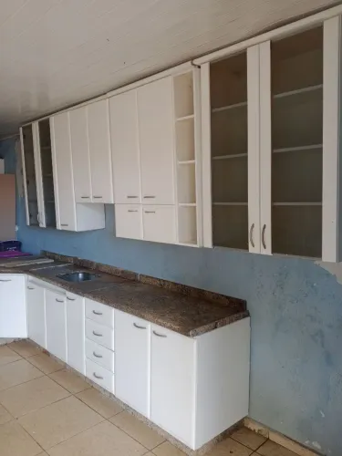 Cozinha planejada em madeira e MDF com tampo em granito 