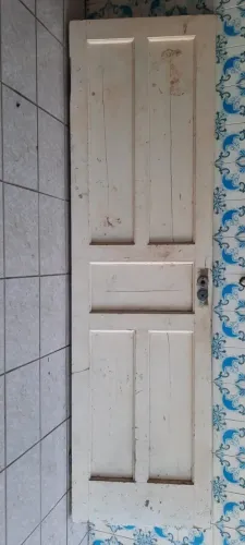Porta de madeira, 62 cm. Usada e com marcas de desgaste do uso.