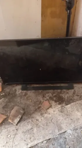 Vendo uma TV Sony pra mandar arrumar ou retirada de pesa o defeito dela e só ligar e
