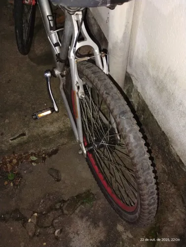 Vendo baike 21 marchas cor alumínio.