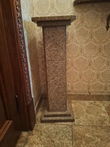 Pedestal em granito. Pedra natural, resistente e durável.Em tons de bege marrom e cinza