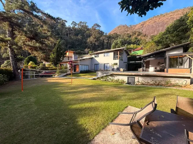 Casa para locação dentro de condomínnio com infraestrutura completa em Itaipava