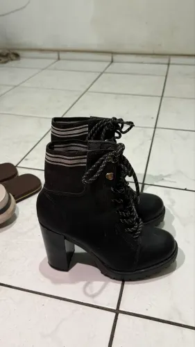 Bota moleca com salto é cadarço