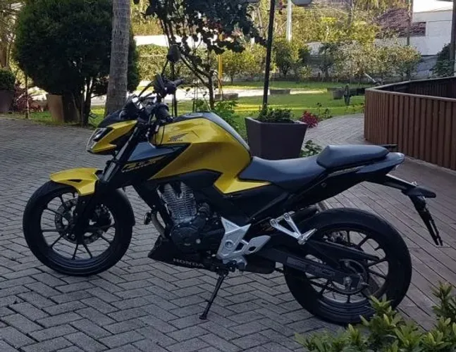 Vendo CB Twister Dourada