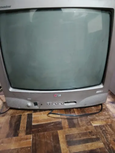 Desapego Completo: TV de Tubo LG 20" + Conversor Digital + Suporte de Parede