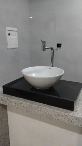 Kit com tampo de granito, cuba Celiti, mais torneira alta Docol 