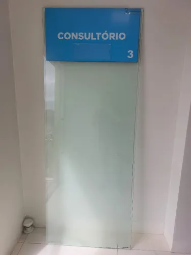 Duas portas em vidro (80 x 210) em excelente estado (uma fosca e outra transparente)