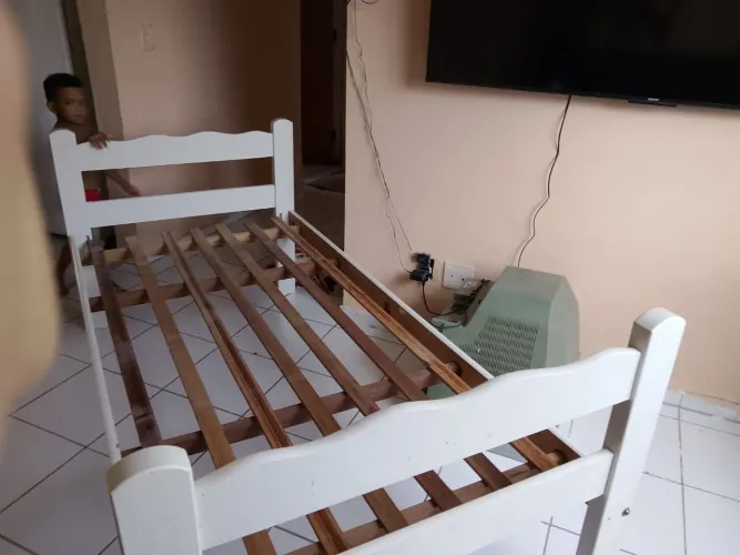 Cama solteiro semi nova apenas 300 reais pra retirada