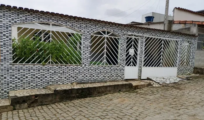 Casa Com Garagem, Disponível Para Venda Localidade Muito Boa.