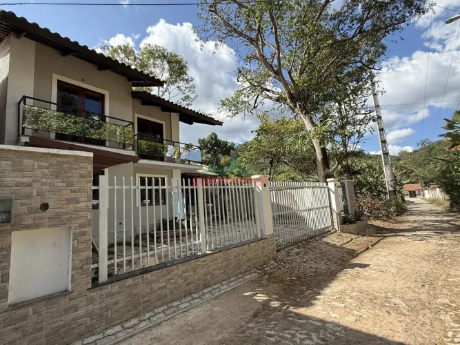 Casa duplex com 03 suítes próximo às cachoeiras em Baturité/CE.