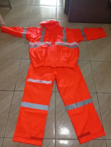 Conjunto para chuva PETROBRÁS, Impermeável resistente a fogo