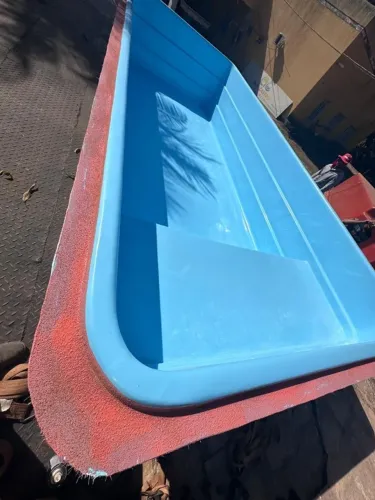 Piscina de fibra 6 x 3 instalada com prainha 