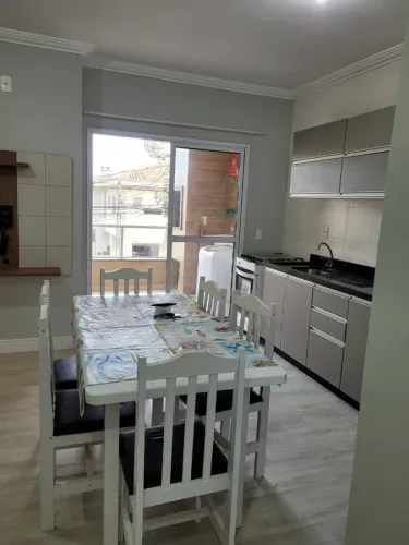 Apartamento semi mobiliado com 2 dormitórios + sacada no Bairro dos Ingleses!