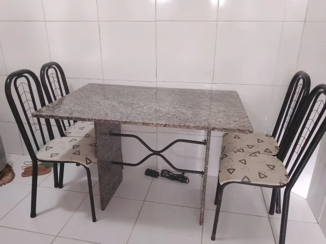 Uma mesa em perfeitas condições de mármore com 4 cadeiras