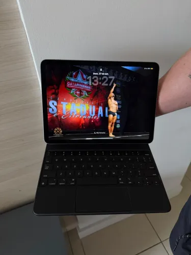 iPad Air M3 + Capa Com Teclado Original Apple GRATUITA
