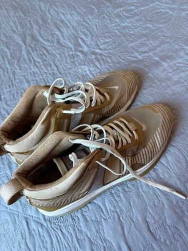 Tênis John Elliott x Nike LeBron Icon na cor "Parachute Beige"