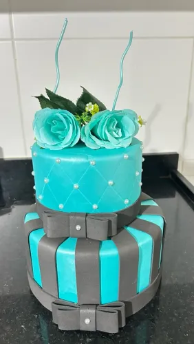 Kit Festa - Azul Tiffany, Preto e Branco - Bolo fake, vela, pratos e forminhas 