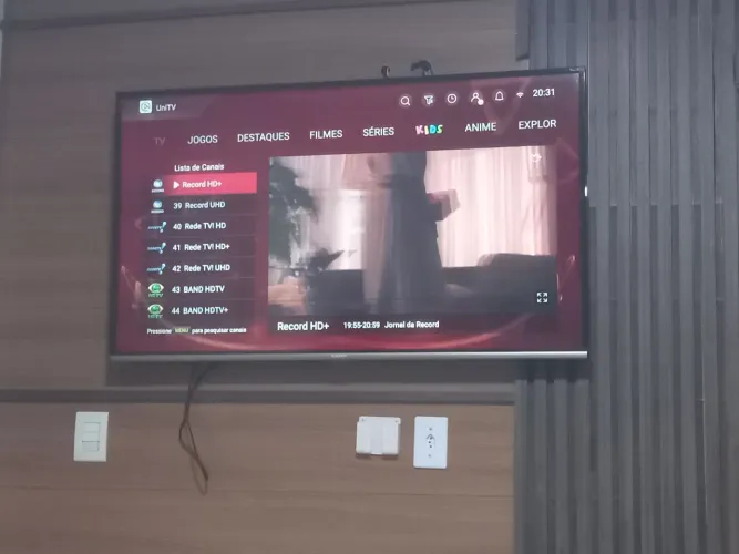 Tv lcd semp Toshiba smart Android.  Detalhe tem linha na tela.