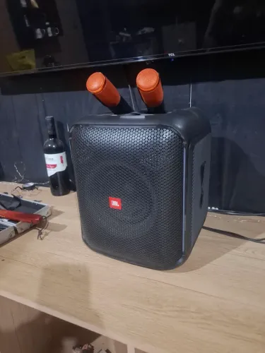 Caixa de som jbl com 2 microfone 