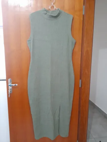 Vestido de linha verde, com gola alta e fenda lateral. Veste plus size, tam. 44