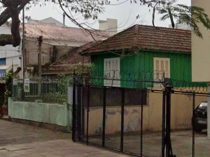 Vende-se casa de madeira, com dois dormitórios, banheiro, sala e cozinha. Localização priv