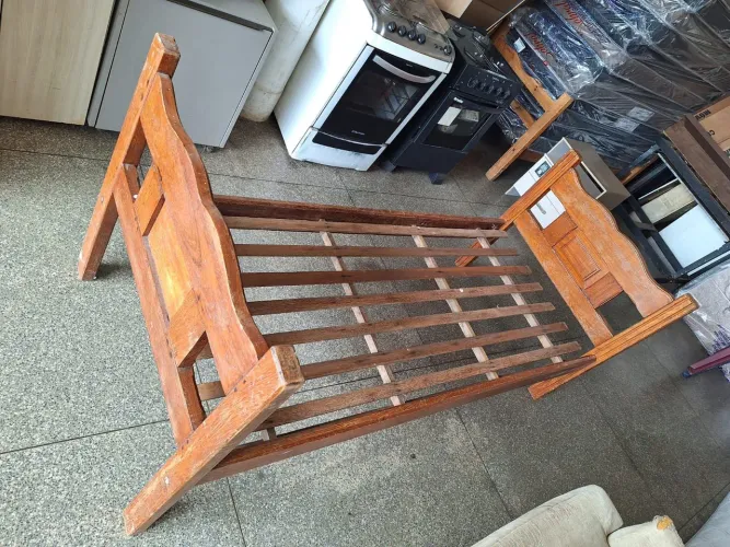 Cama de solteiro de madeira