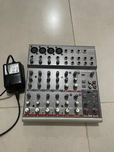Mesa de som Phonic AM125FX 12 canais