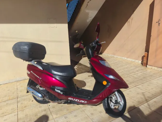Suzuki Burgman i 125cc linda e conservada 