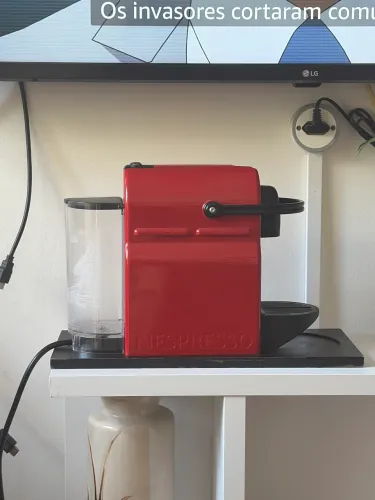Cafeteira Nespresso Inissia vermelha