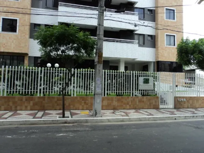 EXCELENTE APARTAMENTO COM ÁRMARIOS, 03 DORMITORIOS SENDO DUAS SUITES, 02 VAGAS , COZINHA ,
