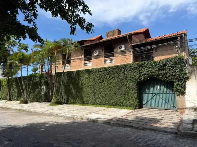 Casa para venda tem 380 metros quadrados com 4 quartos