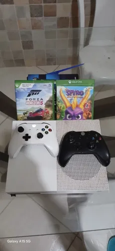 X box one s 1200 com 2 controles e 2 jogos