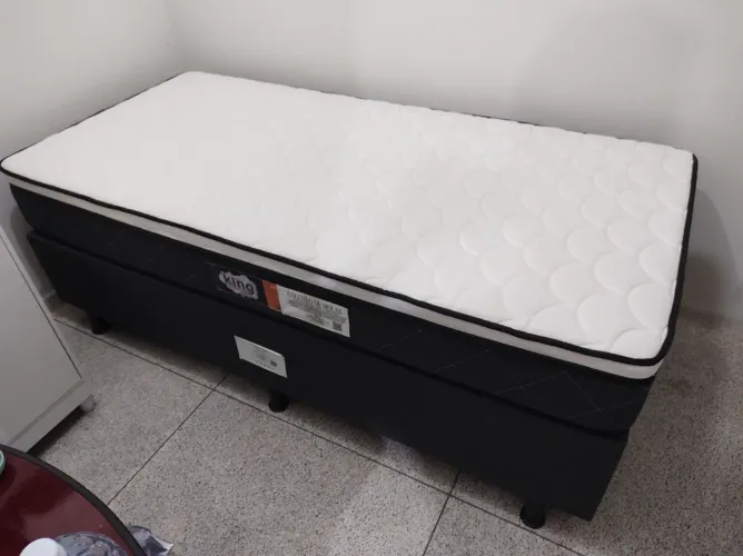 Cama box solteiro com colchão de mola (usada)