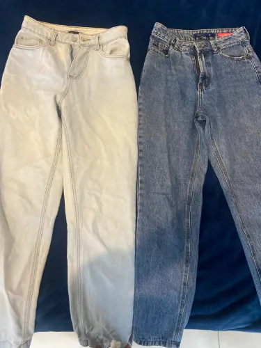 Duas calças mom e uma jaqueta jeans