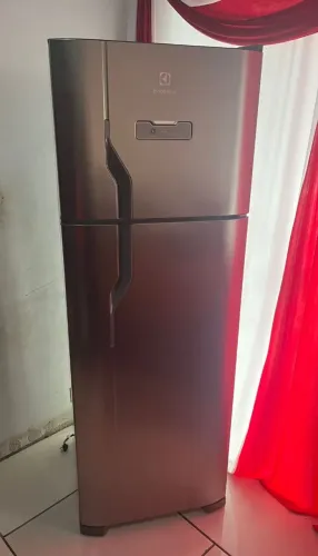 Vende-se geladeira Electrolux Frost Free nova.