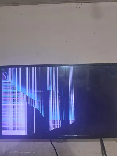 Vende se tv com defeito
