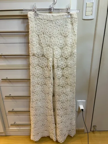 Calça H&M de Renda Branca/Off-White Floral - Tam. 36