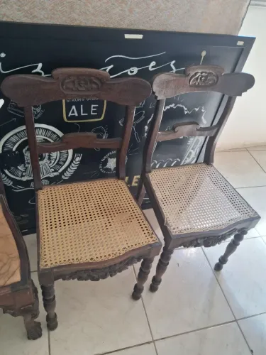 Cadeiras de madeira e Paulinha
