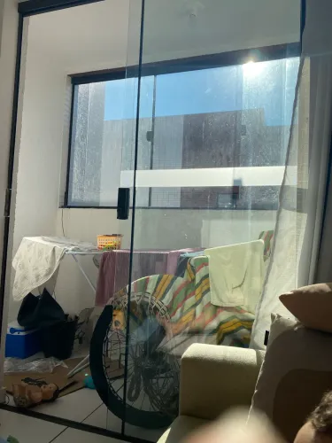Porta de correr para varanda em alumínio bronze e vidro.