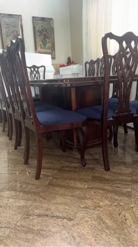 Conjunto de 01 mesa, 10 cadeiras e 01 buffet, semi novo, madeira maciça