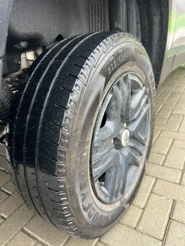 Jogo de rodas originais Fiat Toro com calotas em pneus 215 65 R16 mais de meia vida 