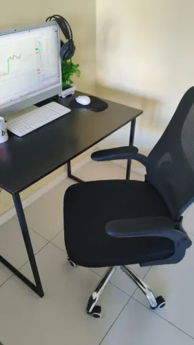 Mesa e cadeira preta para escritório 